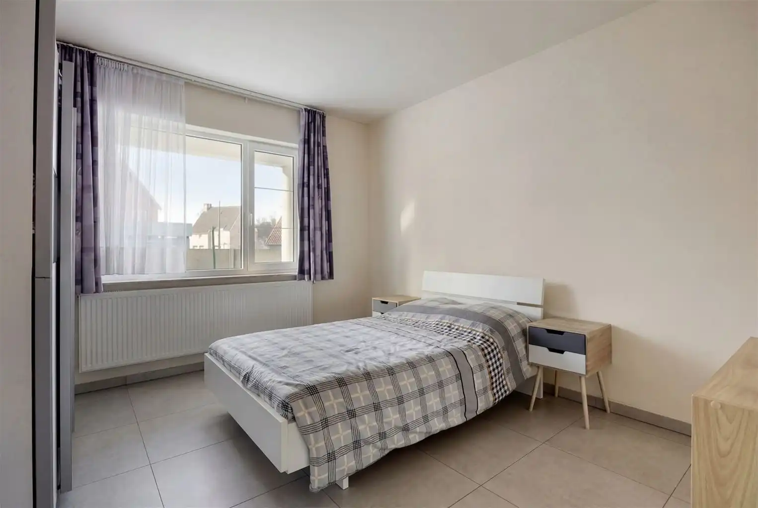 Zeer ruim, gelijkvloers appartement met 3 slaapkamers, tuin, inpandige garage en extra parkeergelegenheden gelegen nabij het centrum van Maaseik. foto 9