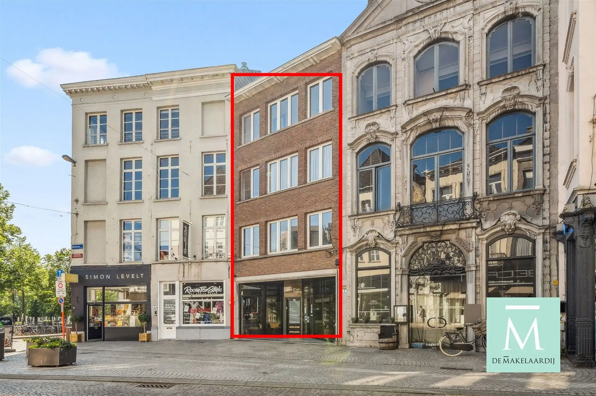 Appartementsgebouw met handelspand op het gelijkvloers foto {{pictureIndex}}