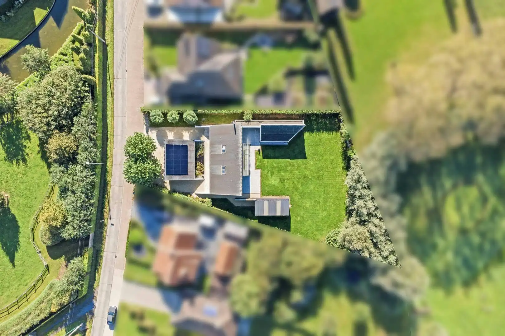 Hoofdfoto van de publicatie: Ruime villa met praktijkruimte te koop in Sint-Baafs-Vijve