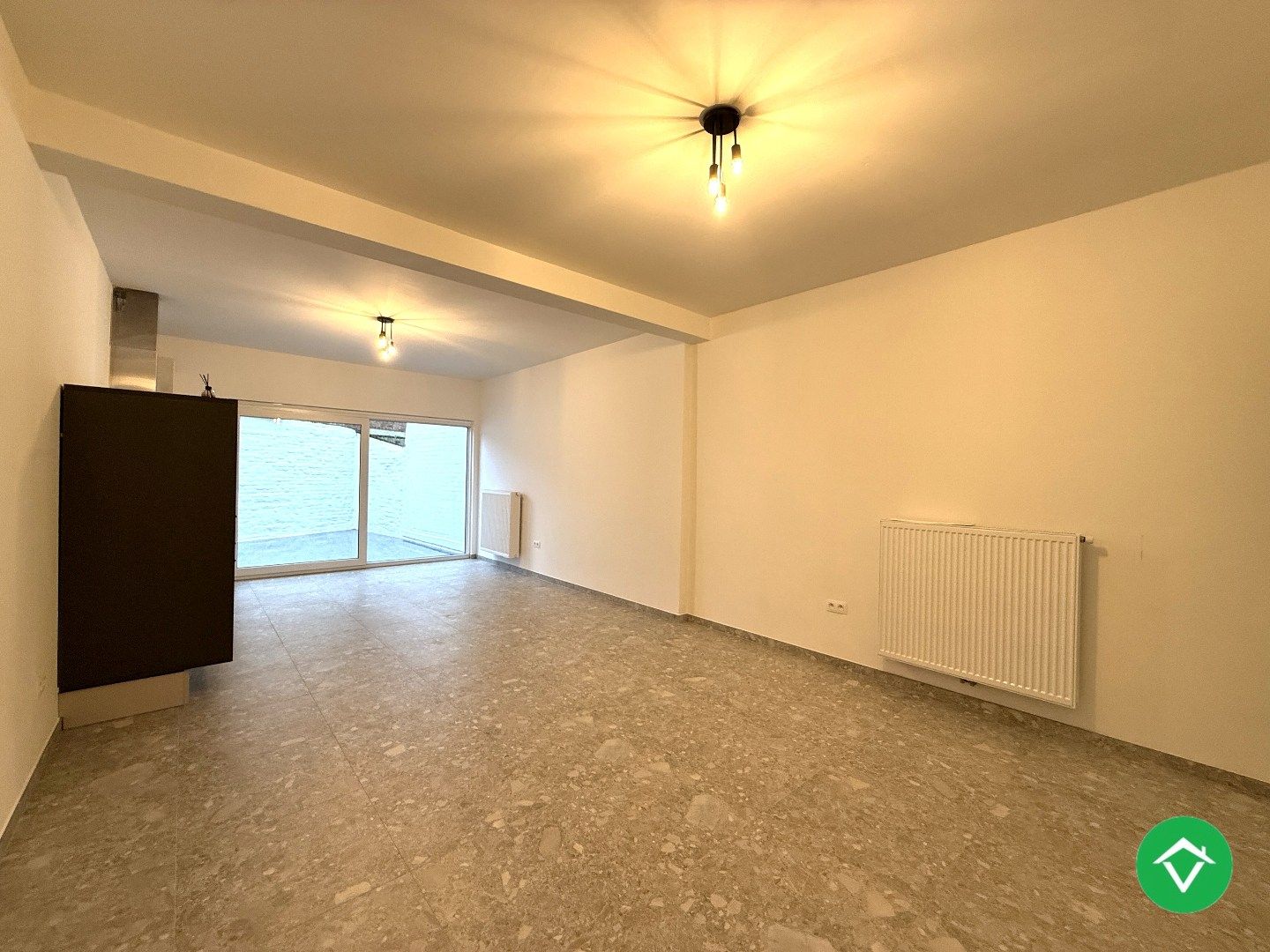 Volledig gerenoveerde rijwoning met 3 slaapkamers en terrastuin in centrum Roeselare foto 7