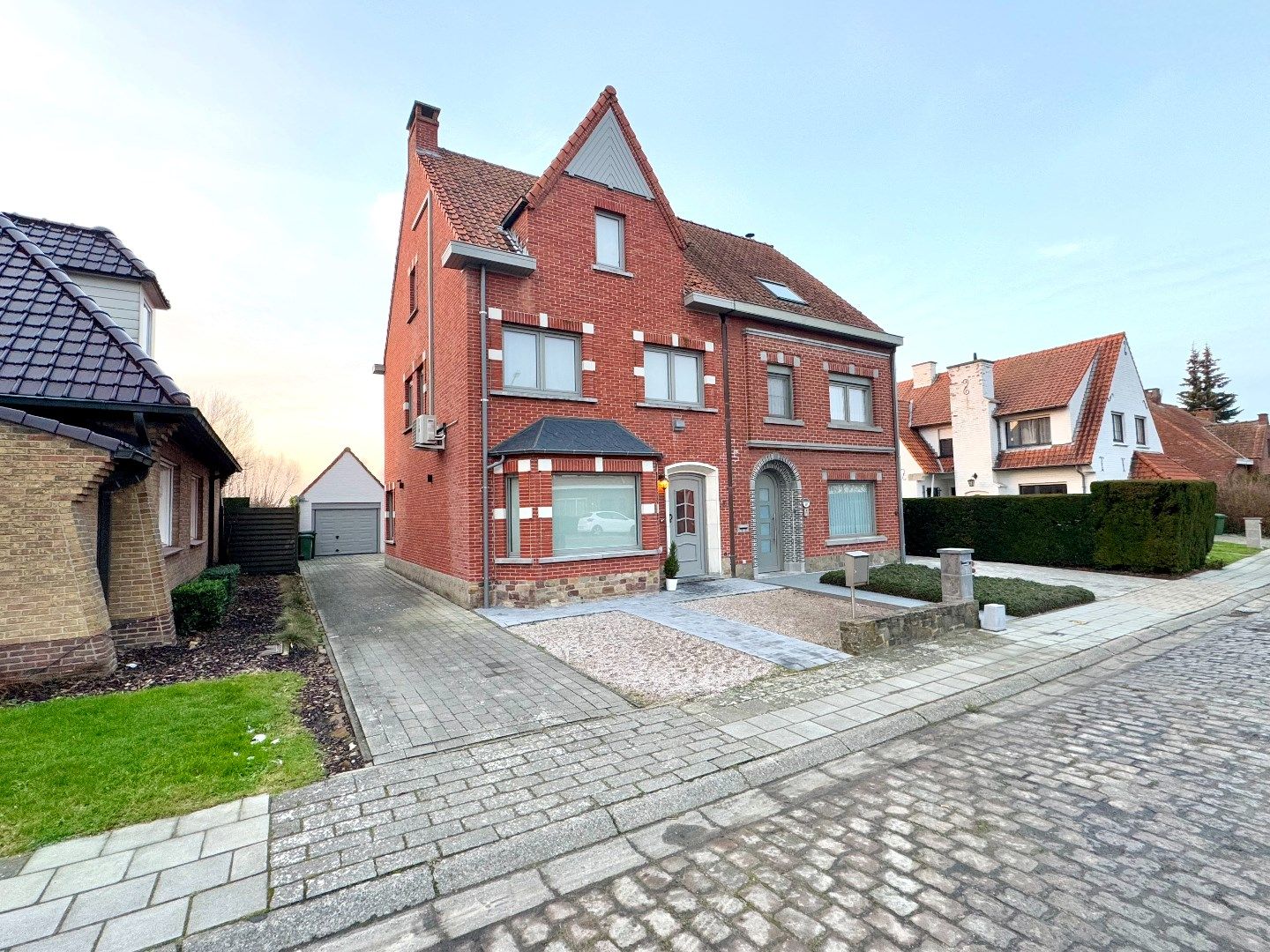 INSTAPKLARE WONING MET 4 SLPKS, TUIN EN GARAGE foto 2