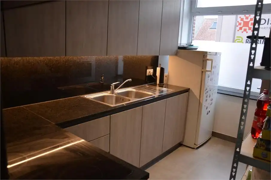 Volledig gerenoveerde, energiezuinige en instapklare rijwoning met garage, tuin en zonnepanelen in Roeselare foto 5