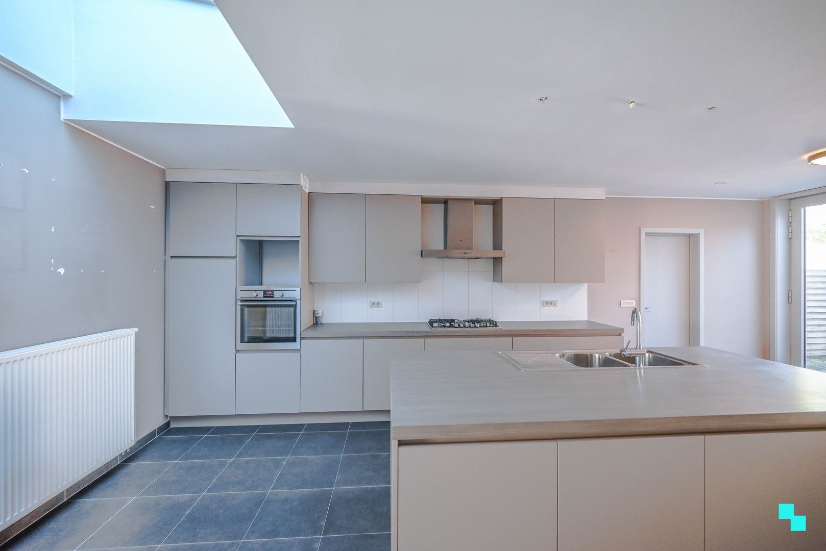 Goed onderhouden woning in het centrum van Oostrozebeke! foto 6