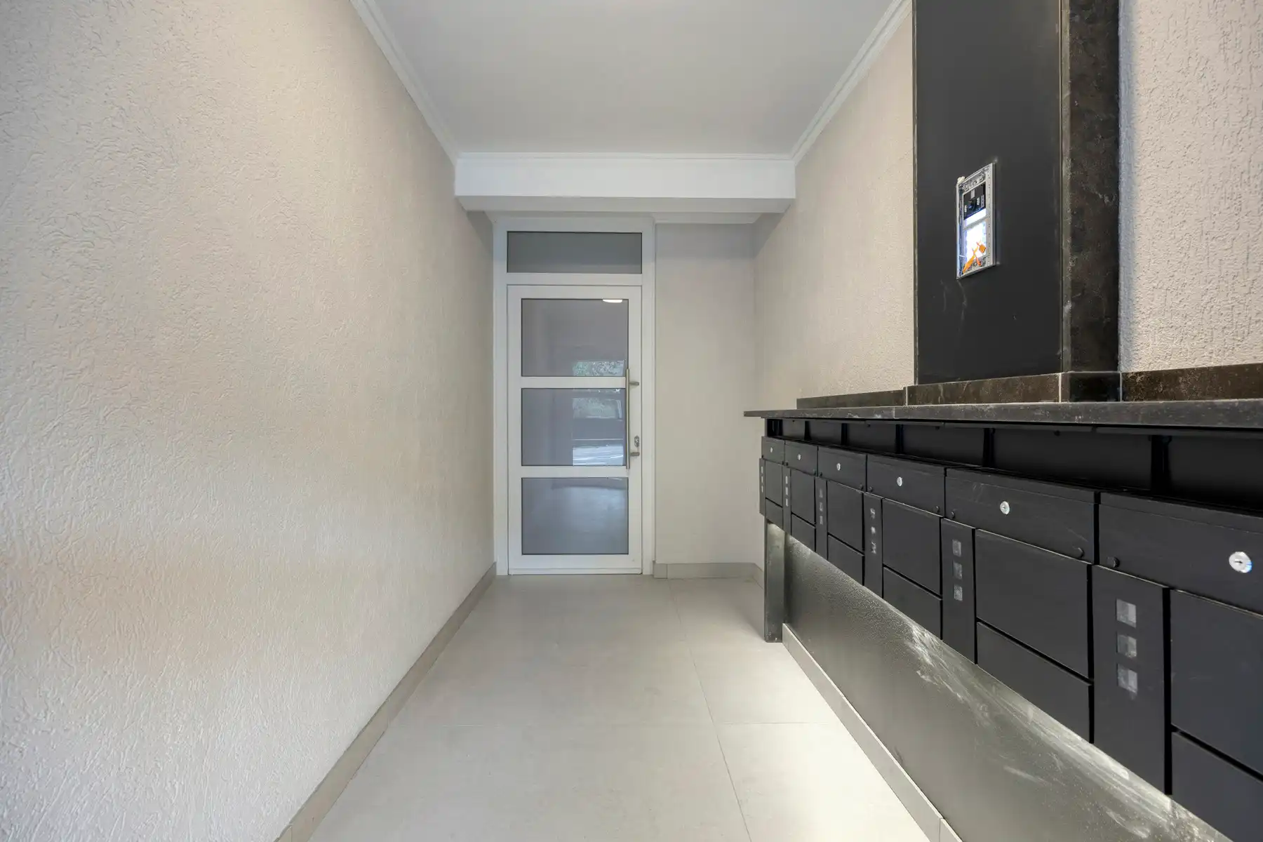 Luxueus gerenoveerd appartement met twee kamers en garage foto 20