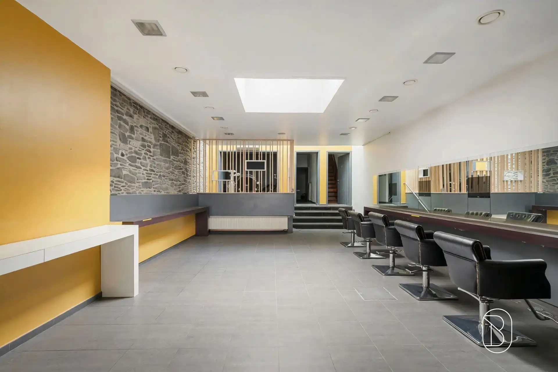 Perfect gelegen multifunctioneel gebouw foto 3