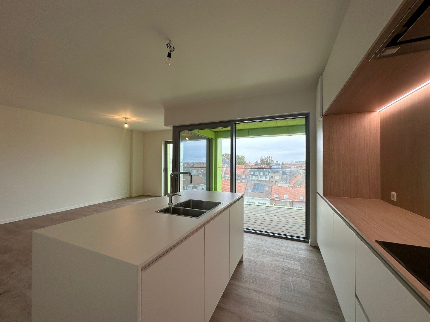 HOOST is een iconische toren met een expressief gevelontwerp op enkele honderden meters van de zee foto 3