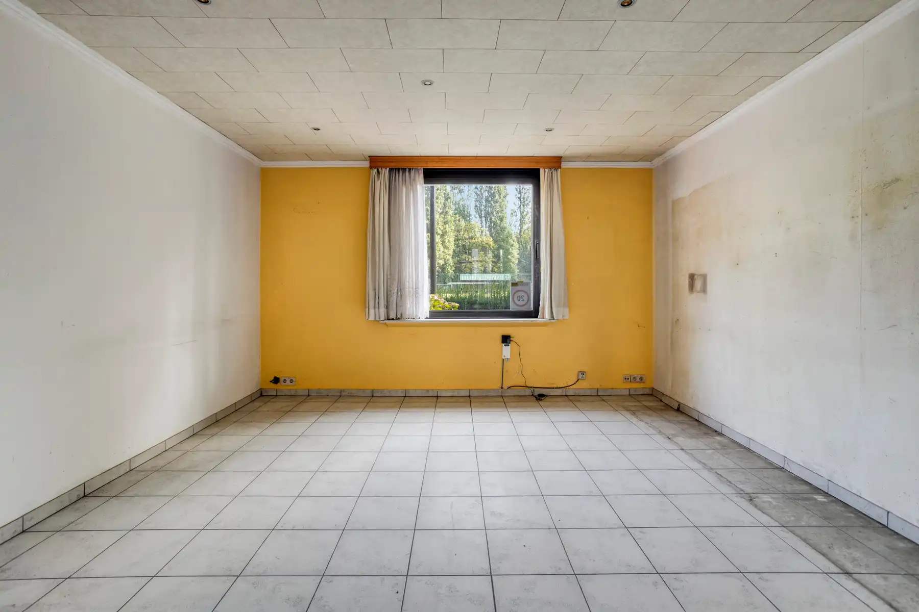 Te renoveren woning met ruime tuin aan Fort II Wommelgem. foto 4