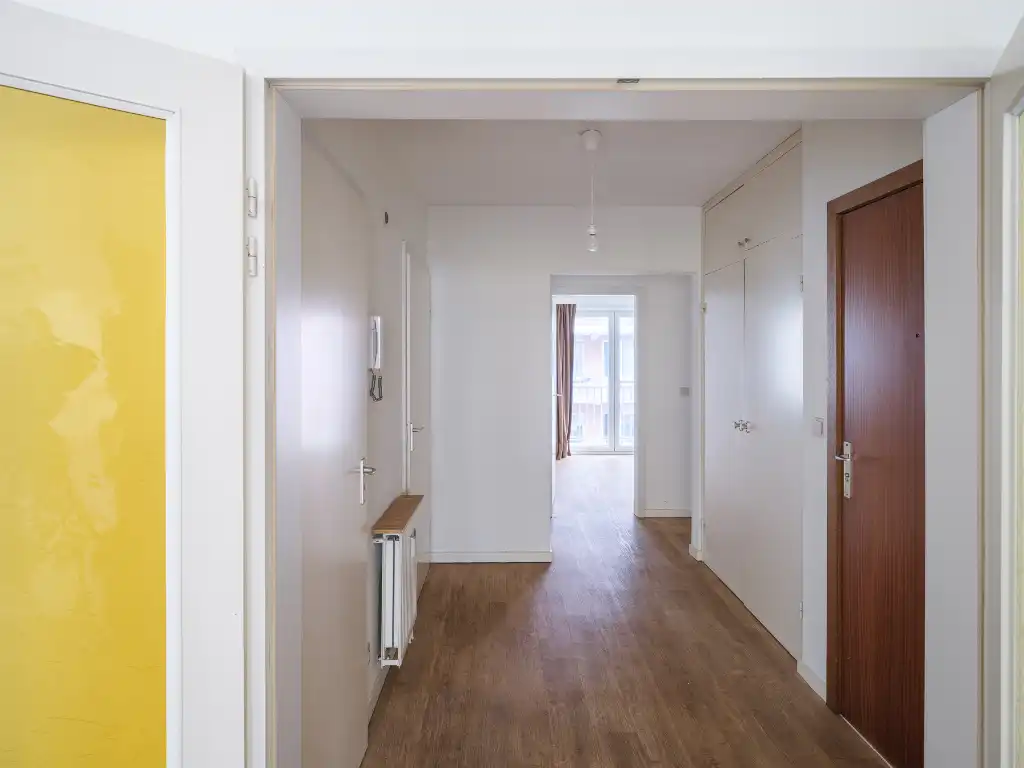 Regio Gent Zuid - Lichtrijk, op te frissen drieslaapkamer-appartement gelegen in een zijstraat van de muinkkaai met zicht op het water. foto 8