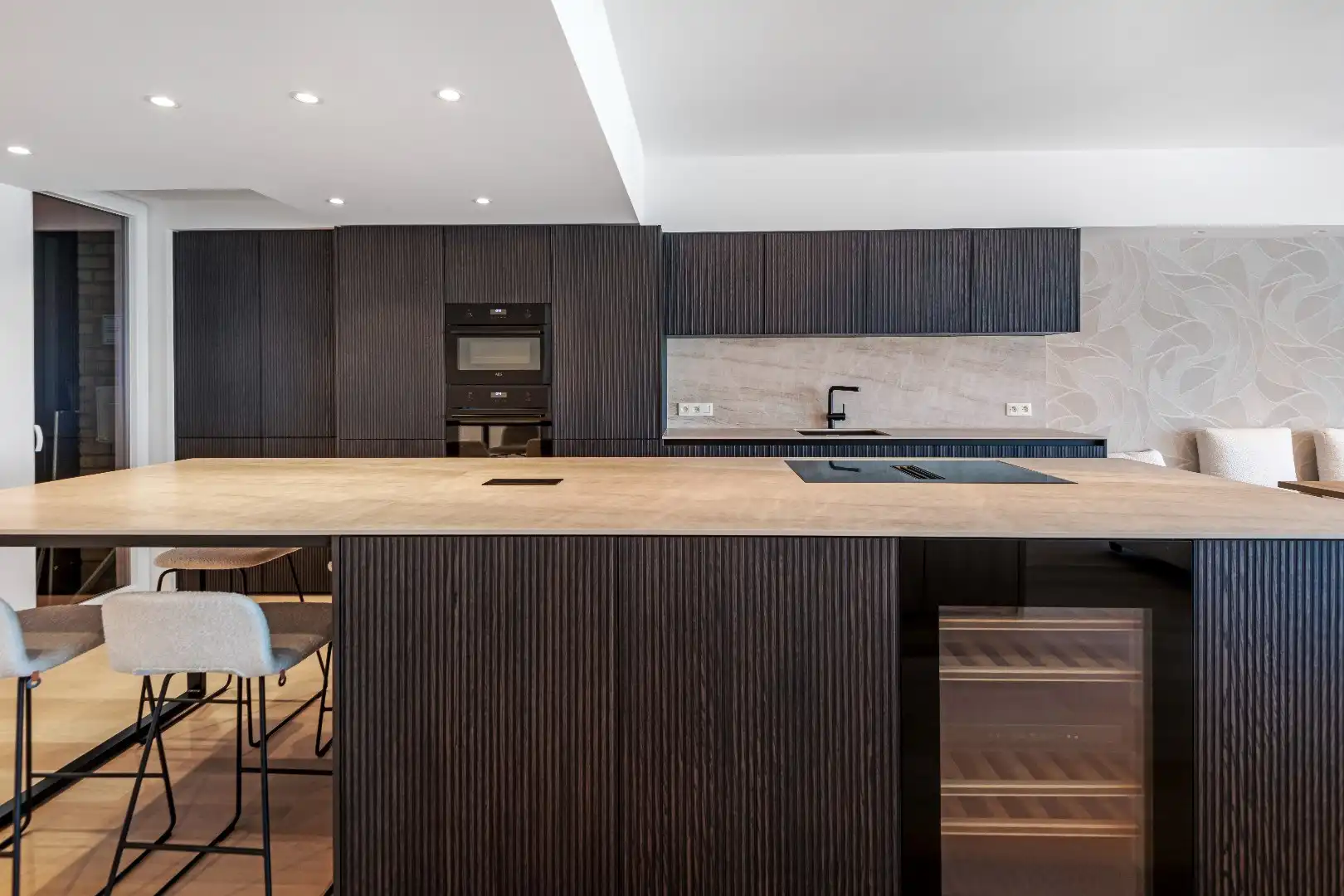 Ruim plateau-appartement met frontaal zeezicht (10 meter gevelbreedte) gelegen aan het Rubensplein. Inpandige parking. foto 9