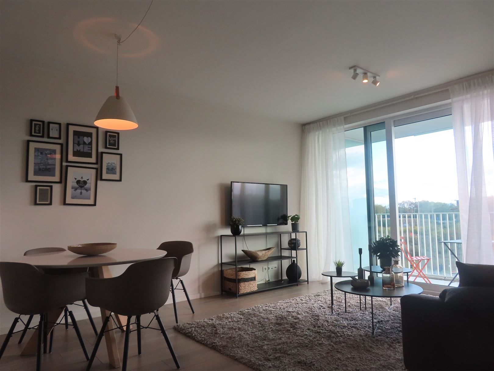 Knap gemeubeld beginners appartement met terras én parking! foto 5