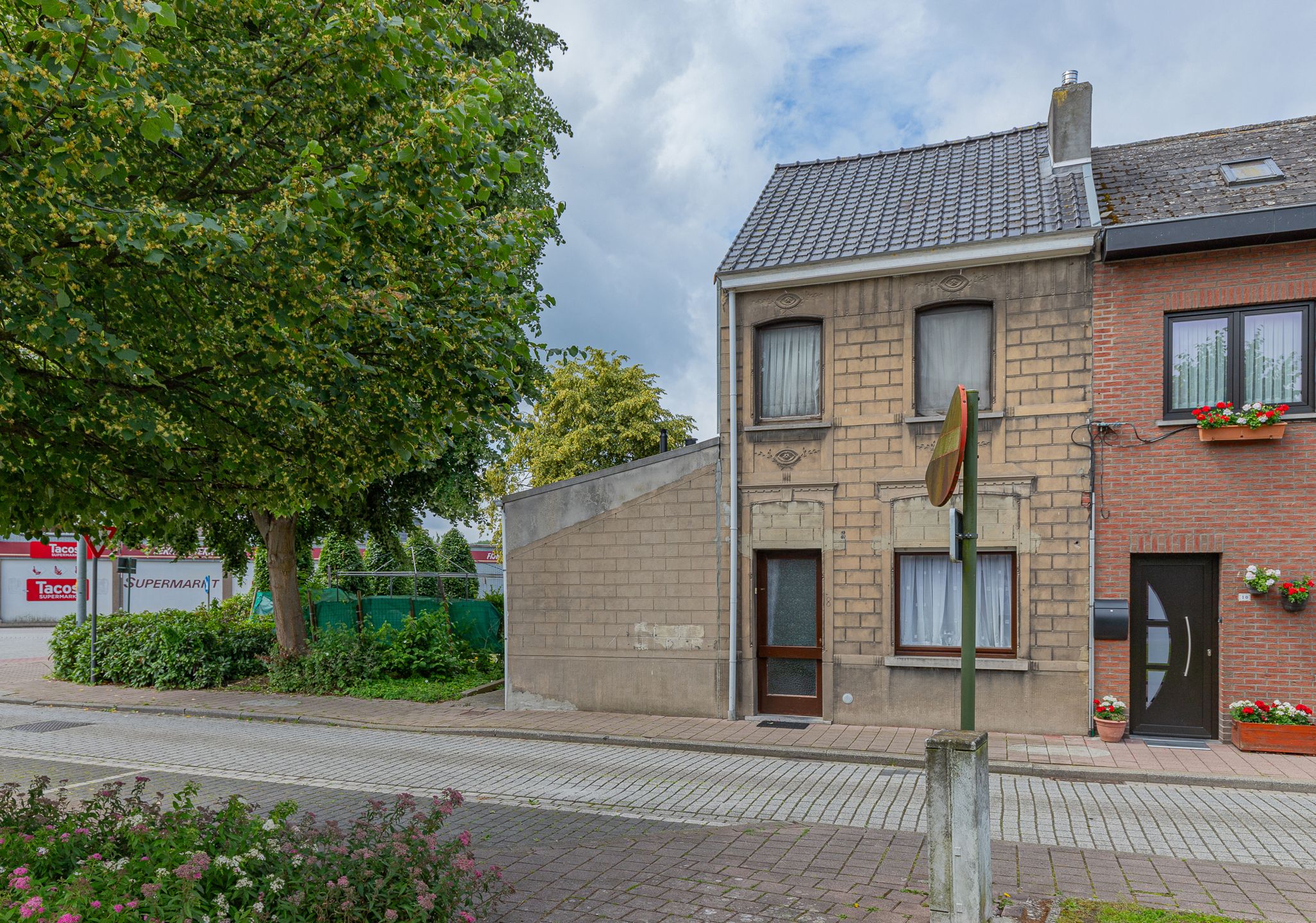 DENDERLEEUW - Halfopen woning met ruime tuin nabij station foto 1