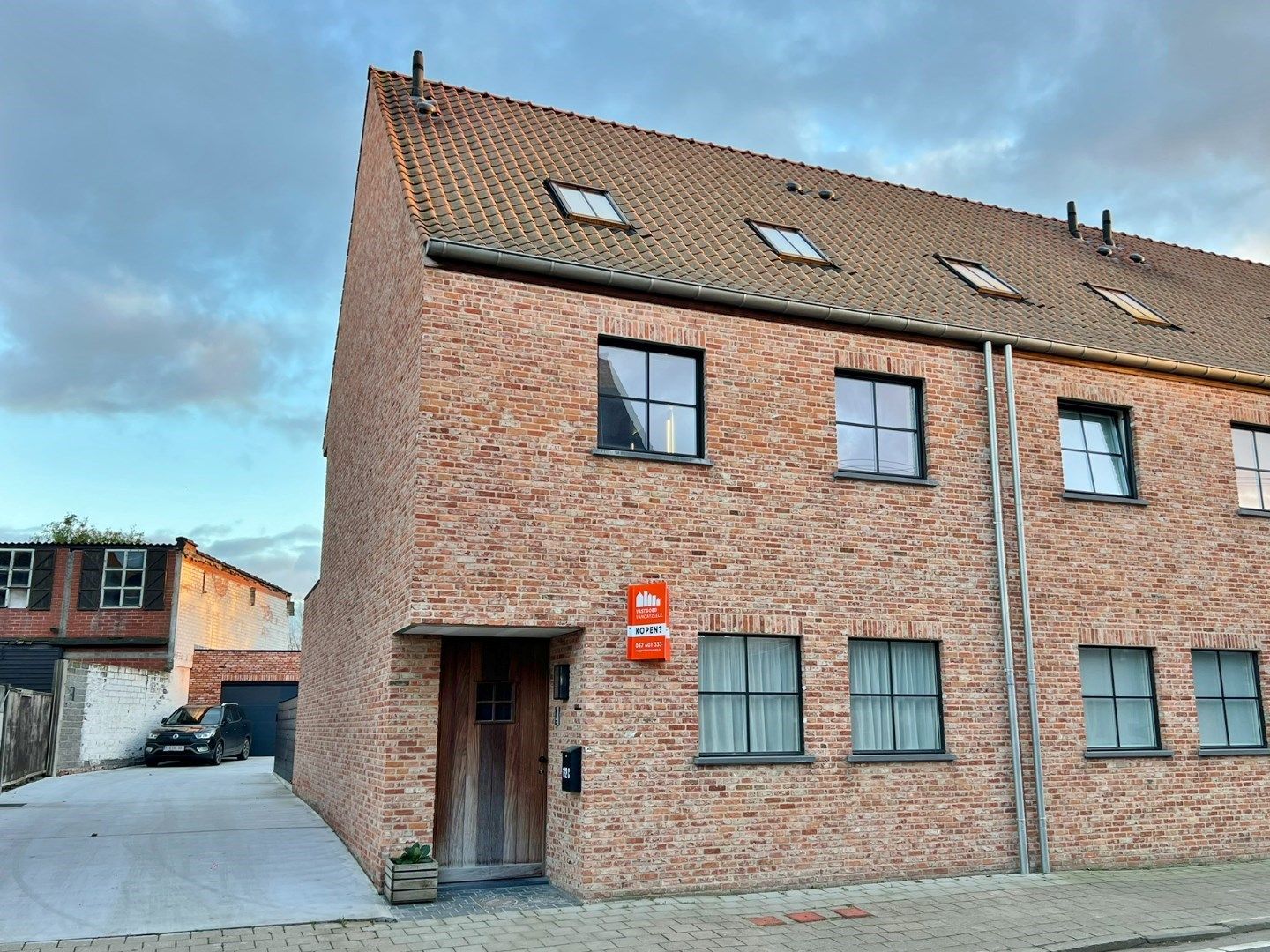 Nieuwbouwwoning met 4 slaapkamers, zonnige tuin en mogelijkheid tot garagebox.(GEEN BTW) foto {{pictureIndex}}