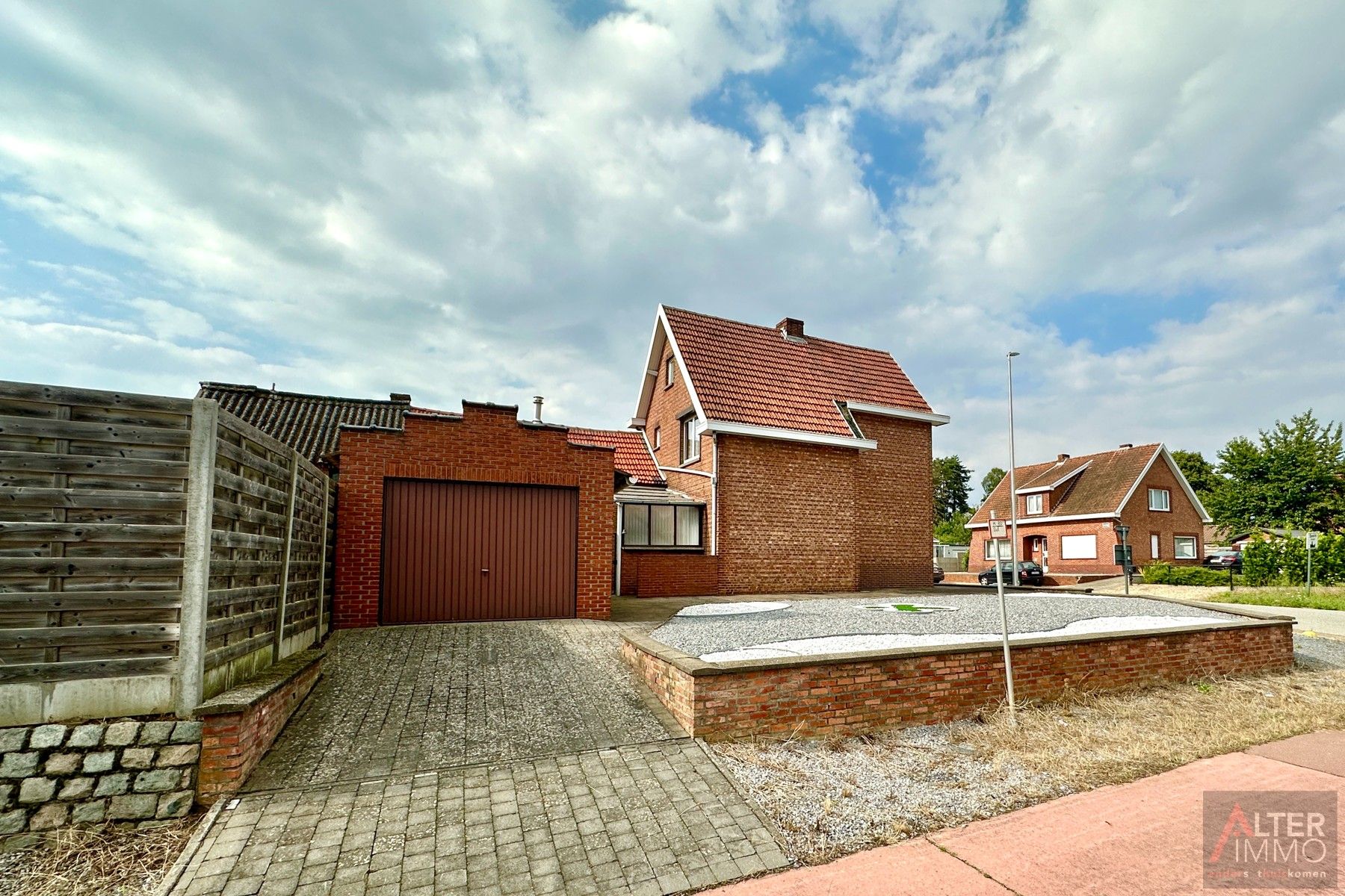 Te renoveren woning uit 1949 met achterbouw en garage op een hoekperceel van 5a 24ca. Deze open bebouwing ligt in een residentiële buurt. foto 27