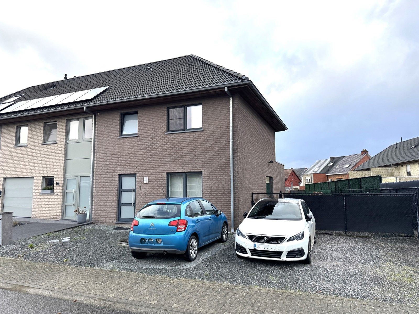 Recente woning met 3 slaapkamers en tuin foto {{pictureIndex}}