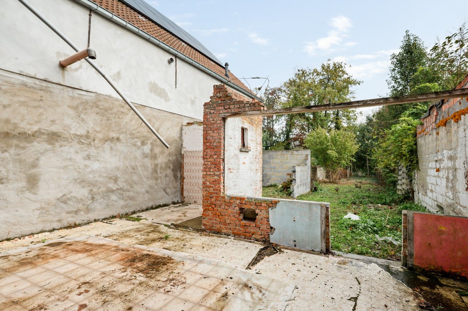 Totaal te renoveren woning met veel potentieel op ruim perceel (423m²) te koop in Emblem foto 9