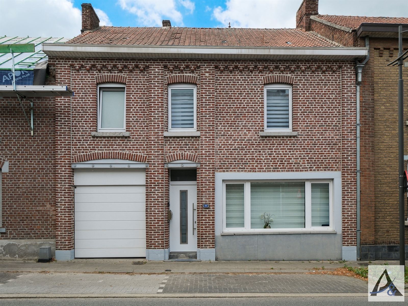 Instapklare gezinswoning met tuin en garage in hartje Munsterbilzen foto 2