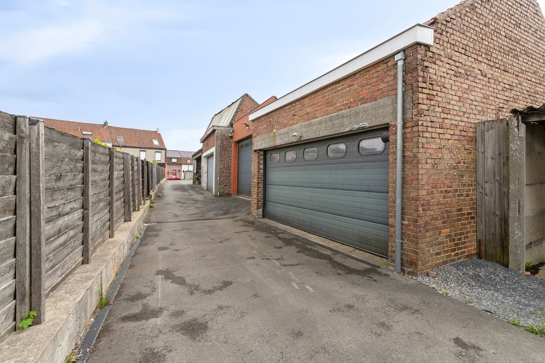 Te renoveren woning met zeer grote garage ! foto 3