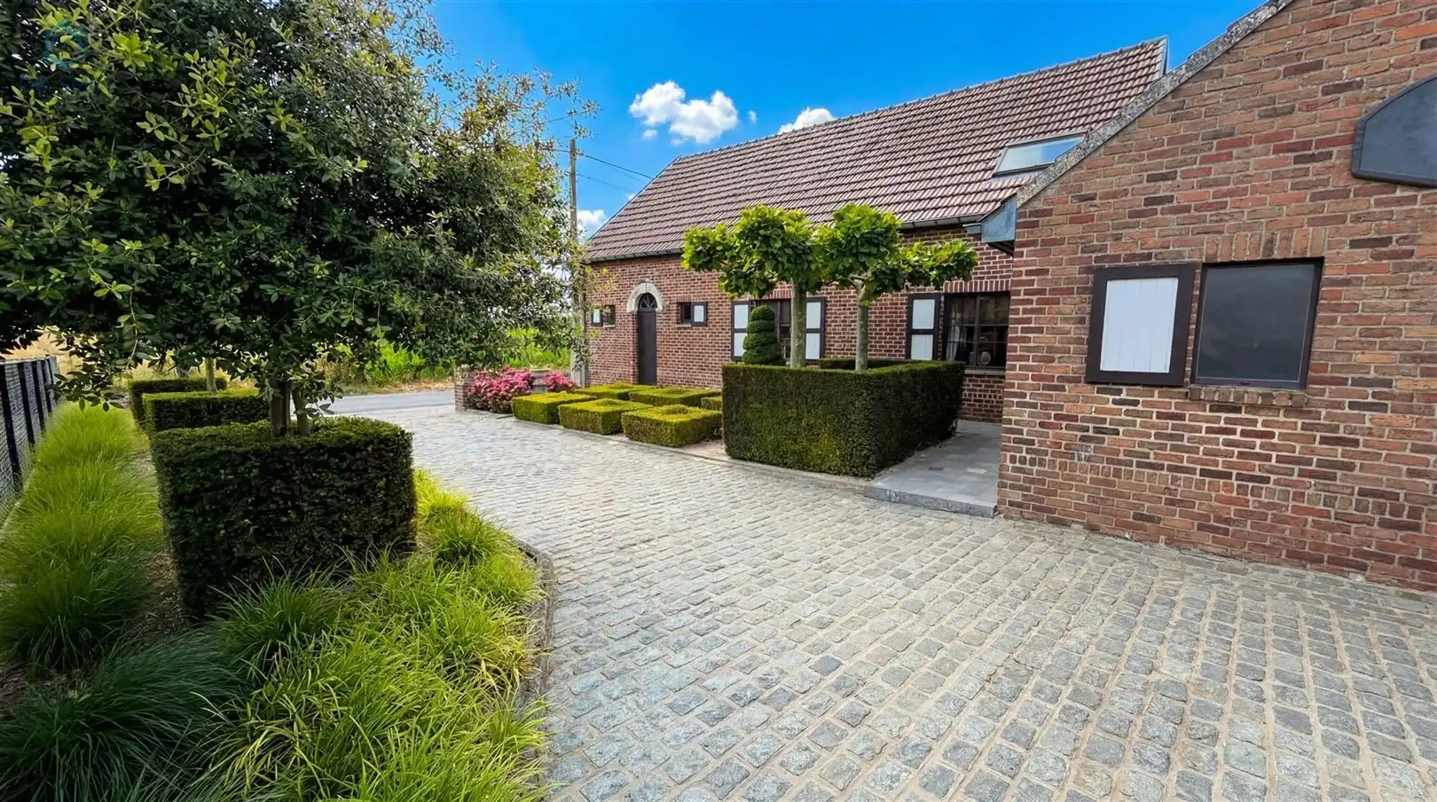 Instapklare woning met 3 slaapkamers, prachtige tuin, 2 garages en tal van mogelijkheden in Lierde foto 2