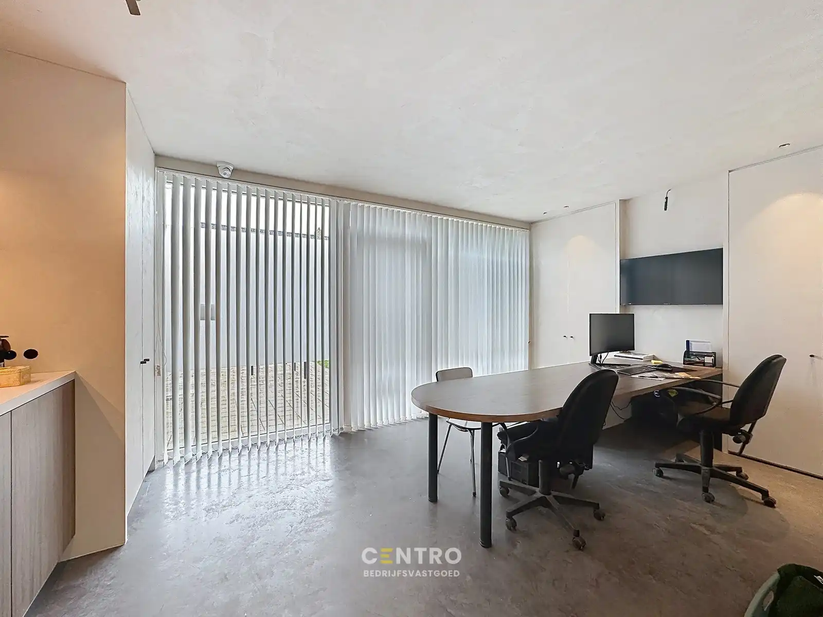 Uniek, betaalbaar aanbod: Instapklaar en goed geïsoleerd MAGAZIJN met KANTOOR, voorzien van alle comfort (airco, keuken, sanitair, ...). Op een boogscheut van Brugge centrum! foto 3