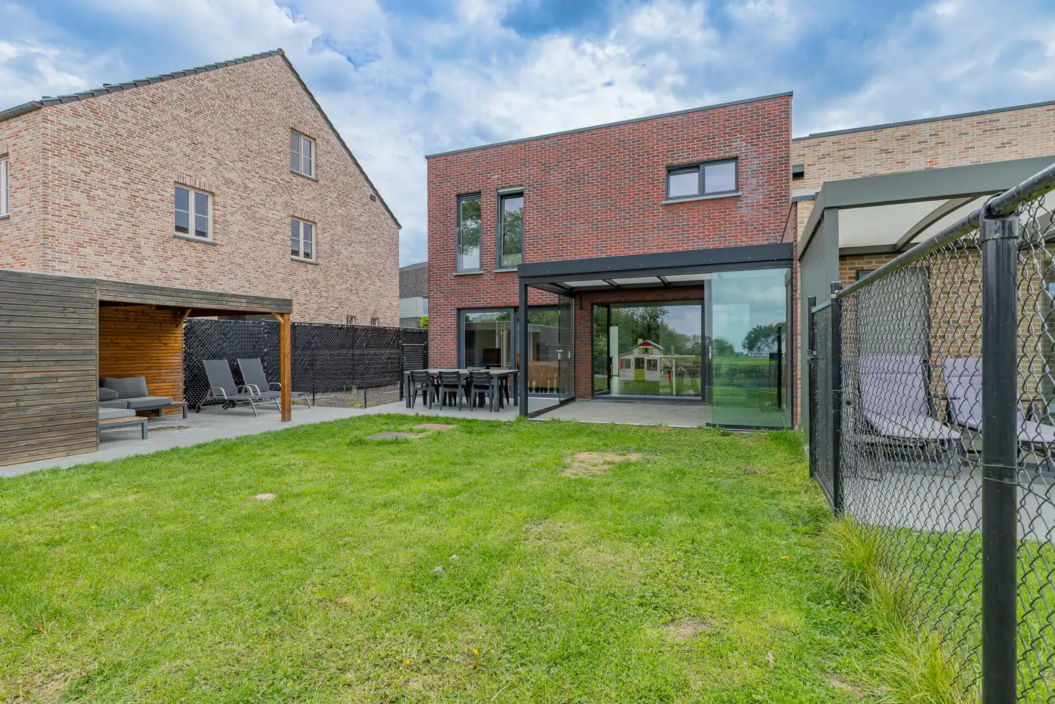 Recente driegevelwoning met zonnepanelen en vloerverwarming foto 20