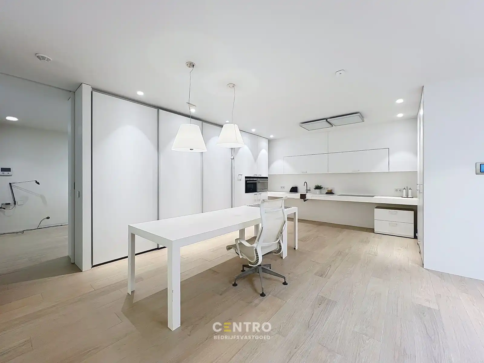 TOONZAAL van 1.000m² met optioneel MAGAZIJN en private PARKING vlak bij de RING van Poperinge ! foto 11