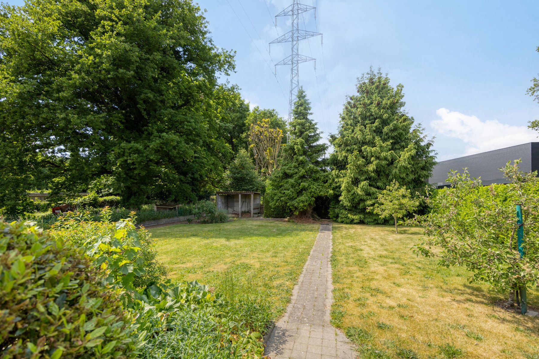 Charmante gezinswoning met 3 slaapkamers, 2 badkamers en ruime tuin op toplocatie. foto 30