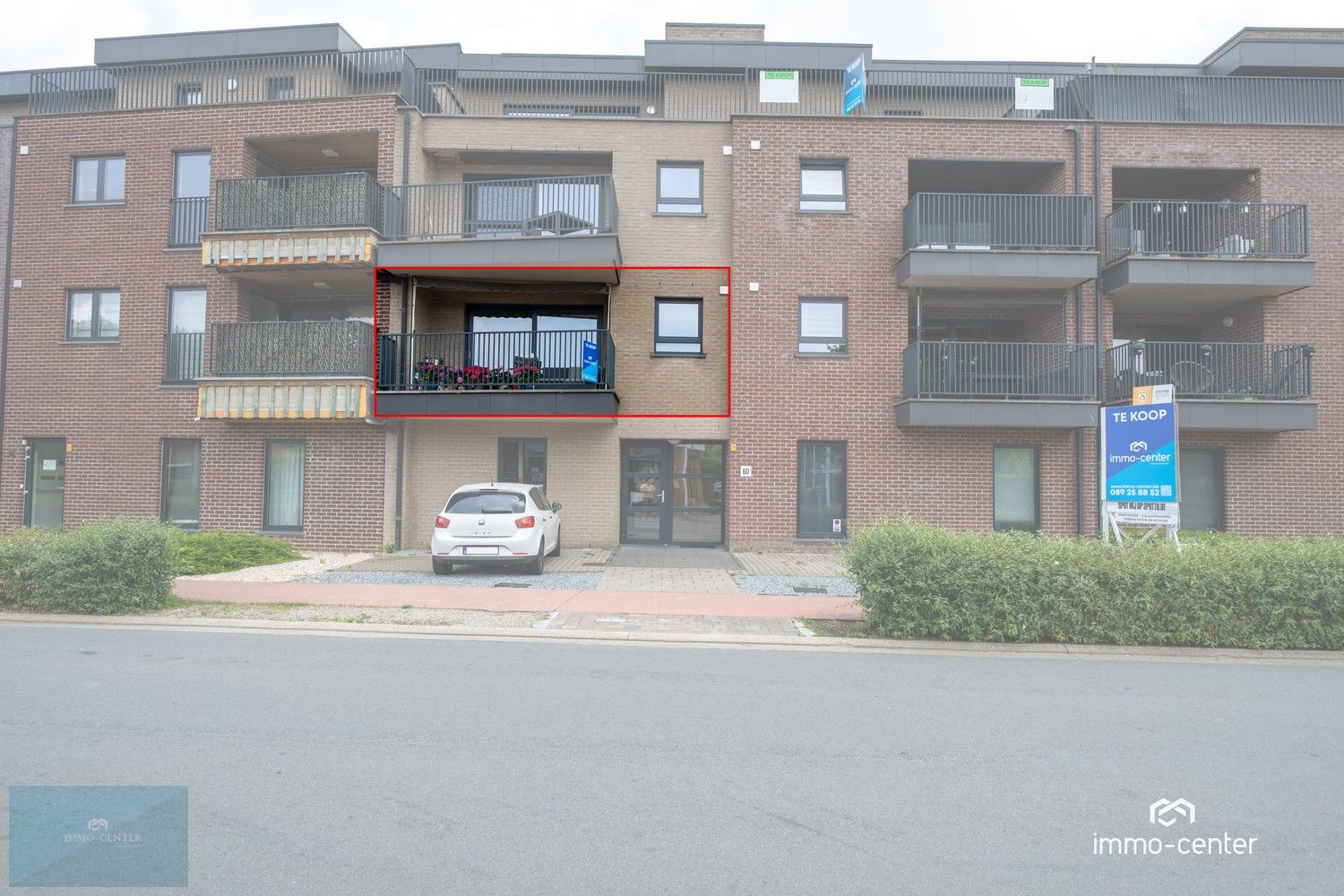 Instapklaar appartement met 2 slaapkamers, autostaanplaats, 2 terrassen in groene omgeving foto {{pictureIndex}}