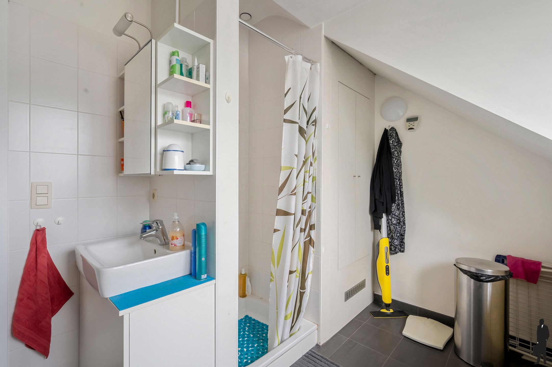 Polyvalent gebouw met 60 parkeerplaatsen en appartement! foto 22