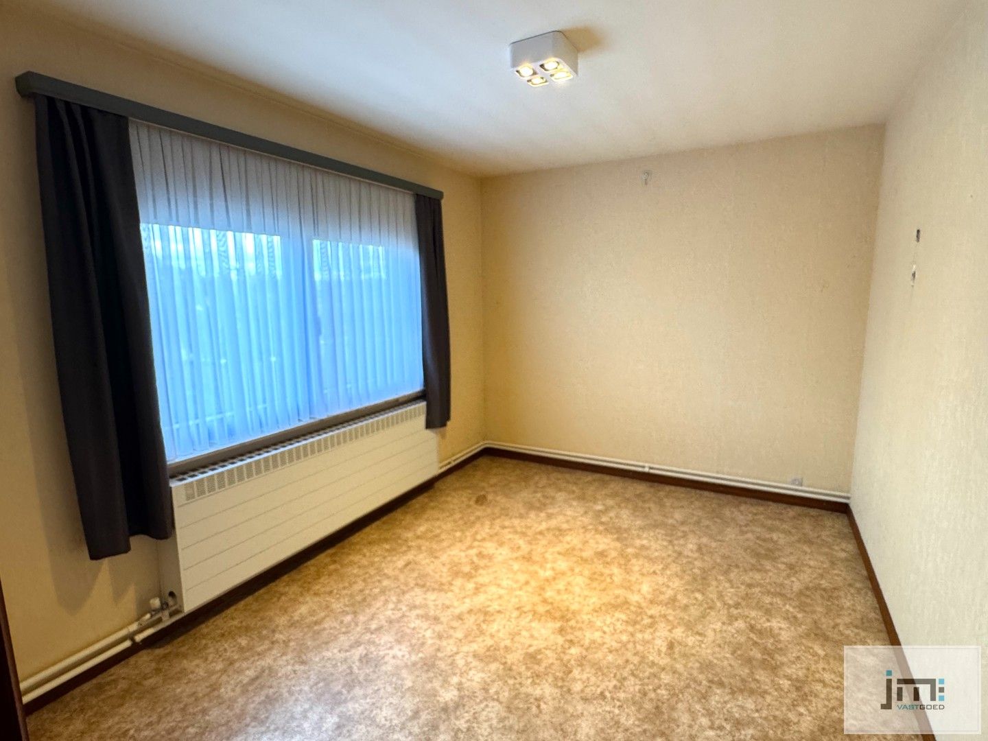 Goed onderhouden woning met ruime garage en carport foto 8