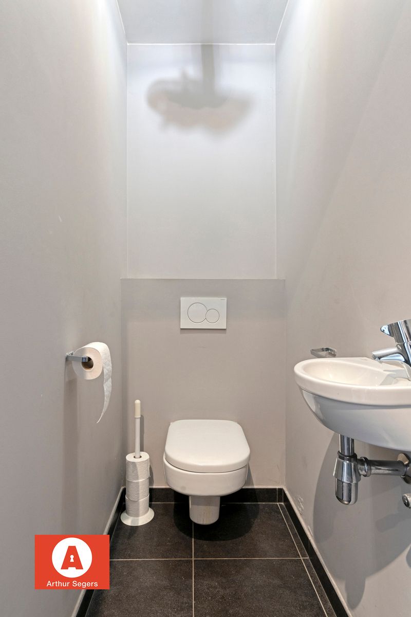 Recent Gelijkvloers appartement met tuin en parkeerplaats. foto 15