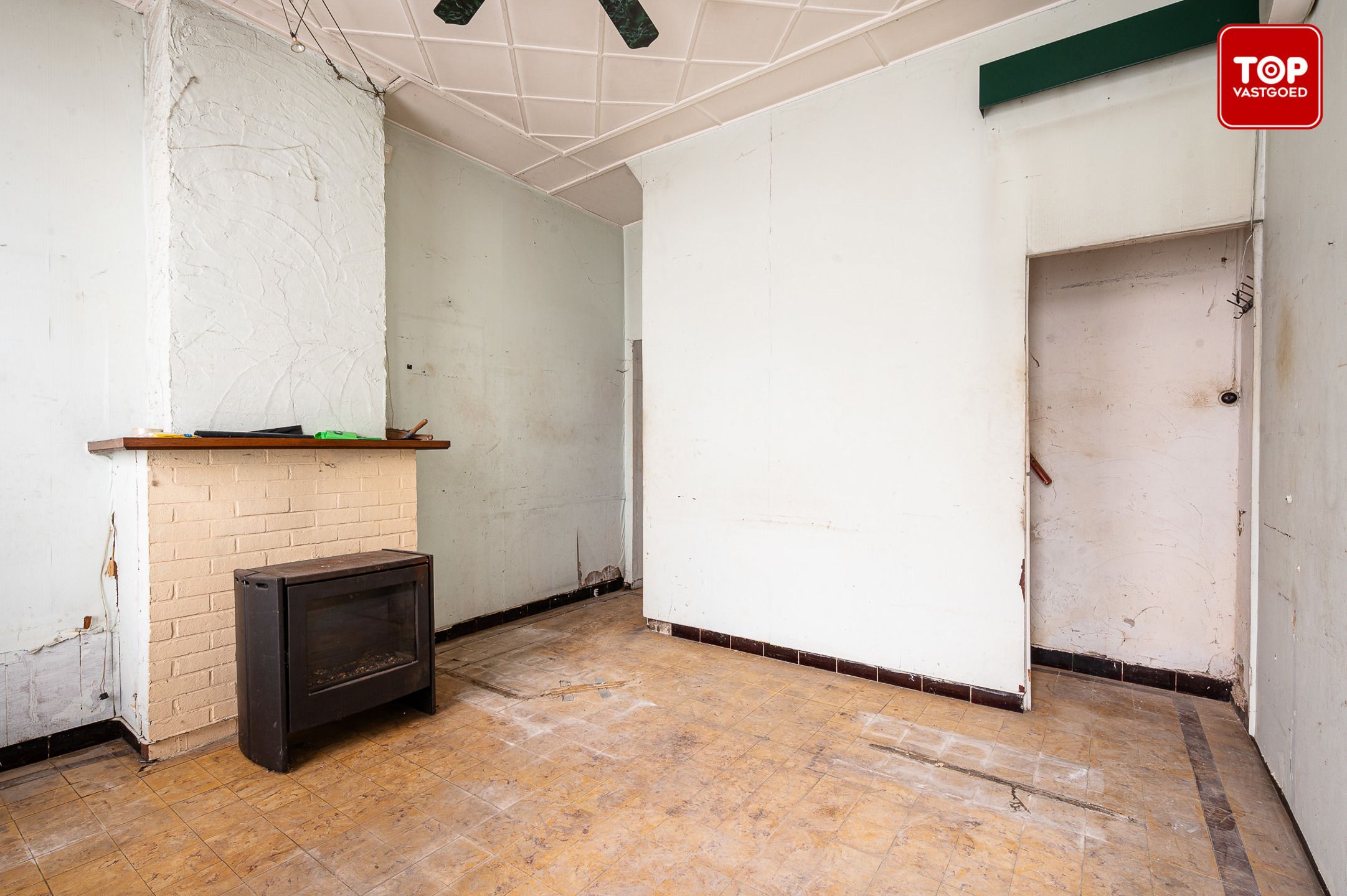 Totaal te renoveren woning op gunstige locatie. foto 3