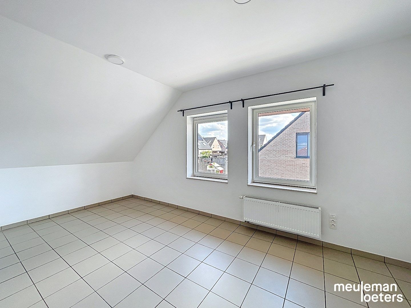 Ruime gezinswoning met garage foto 8