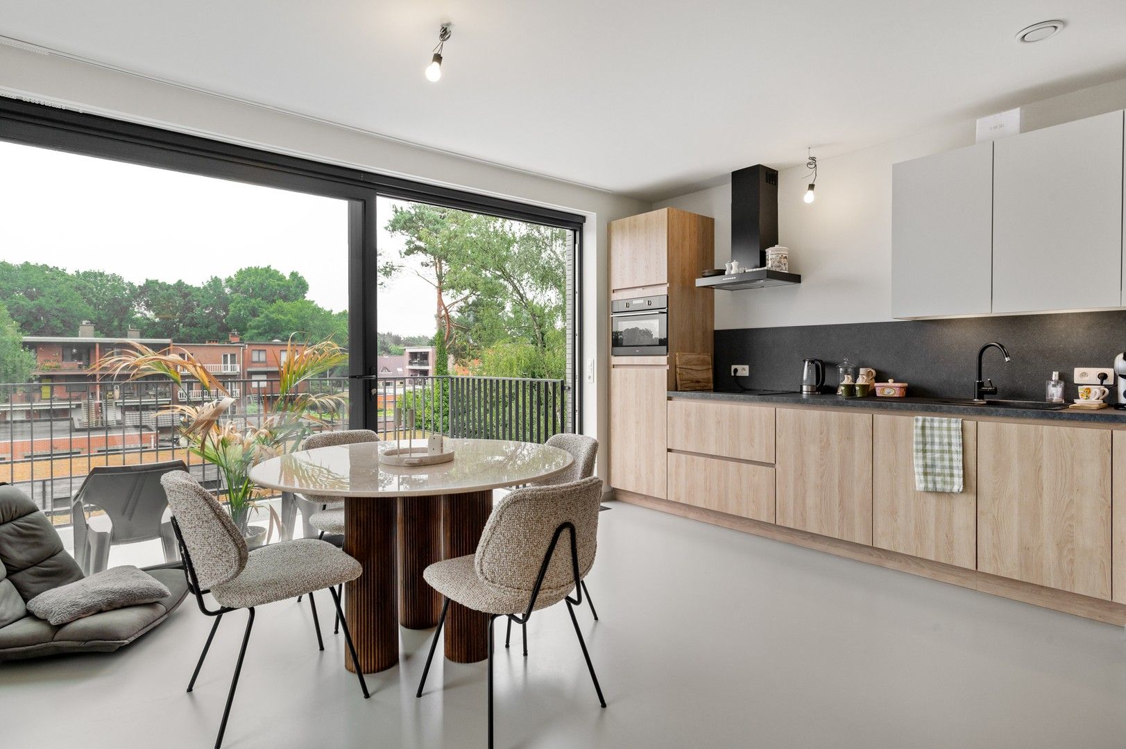 Ruim, nieuwbouw appartement met 2 splk en heerlijk terras foto 4