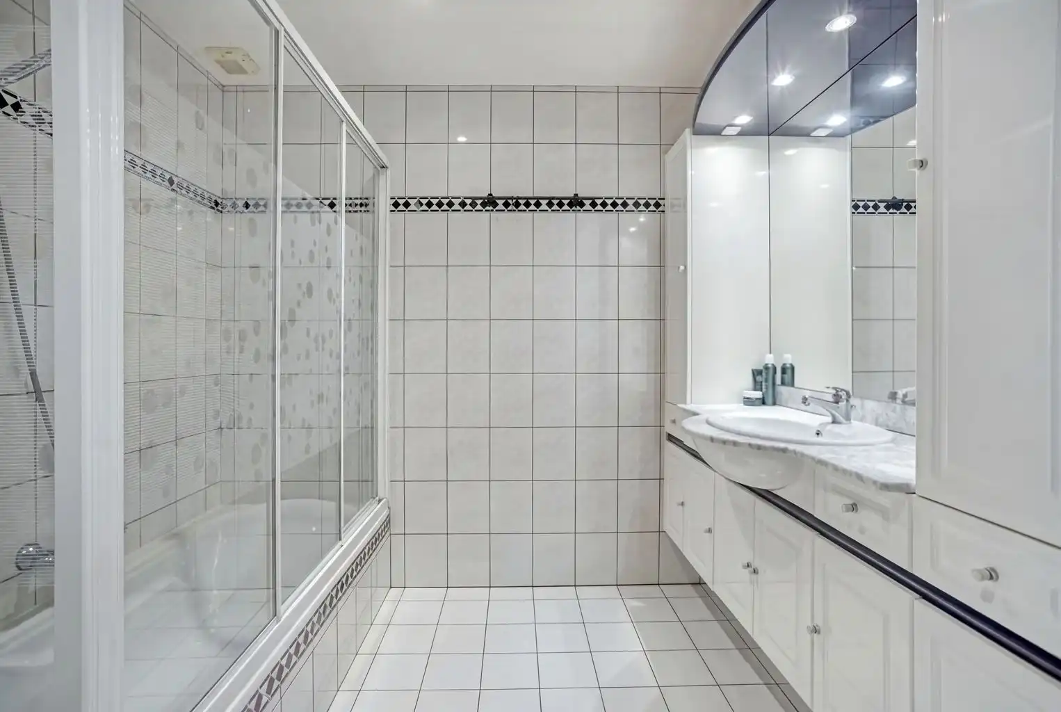 Ruim gelijkvloers appartement met gezellig, overdekt terras en ondergrondse garage, op een toplocatie vlak bij het centrum van Maaseik. foto 11