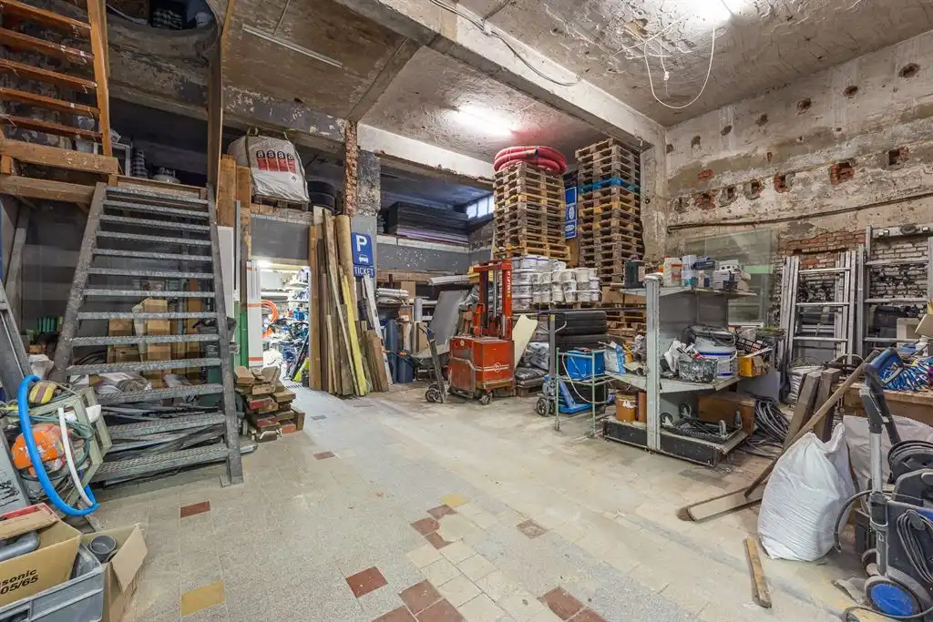 Magazijn met woning foto 9