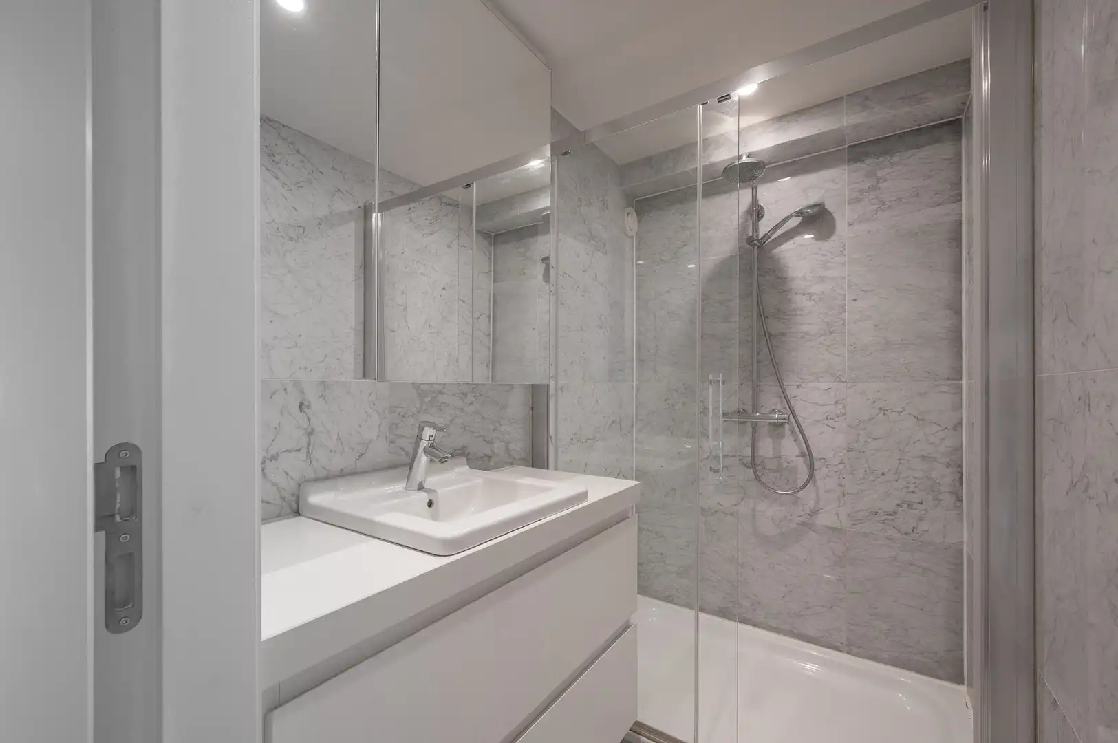 Hedendaags appartement genietend van een open zicht, centraal gelegen op de Kustlaan in het Zoute. foto 11