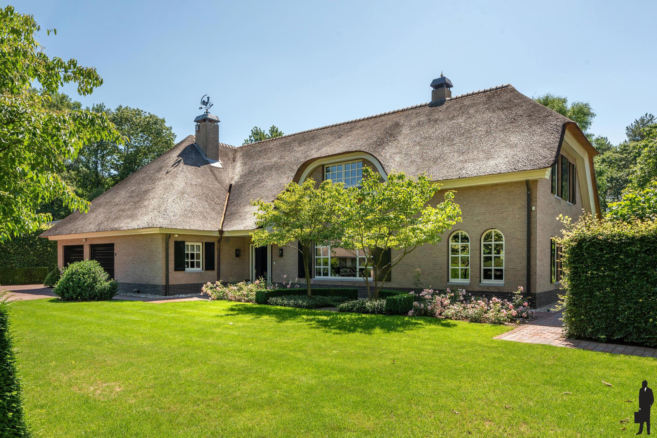 Rietgedekte villa met bijgebouw in Engelse stijl op 3.080m² foto {{pictureIndex}}