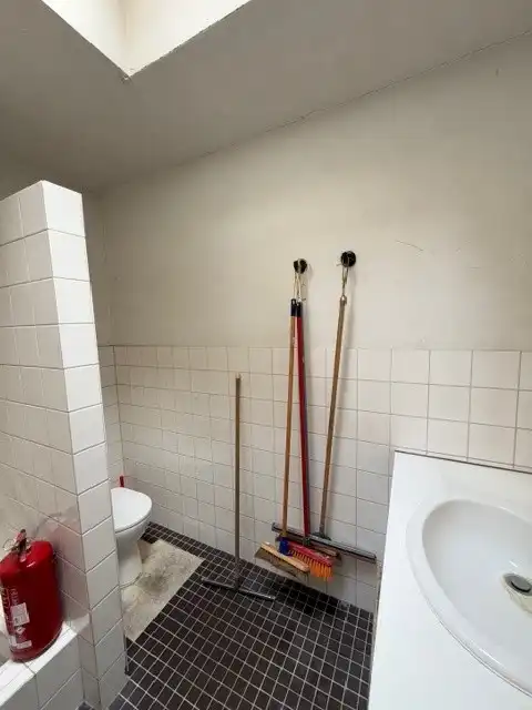 Handelspand met ruime kelder te huur in de winkelstraat van Koksijde foto 6