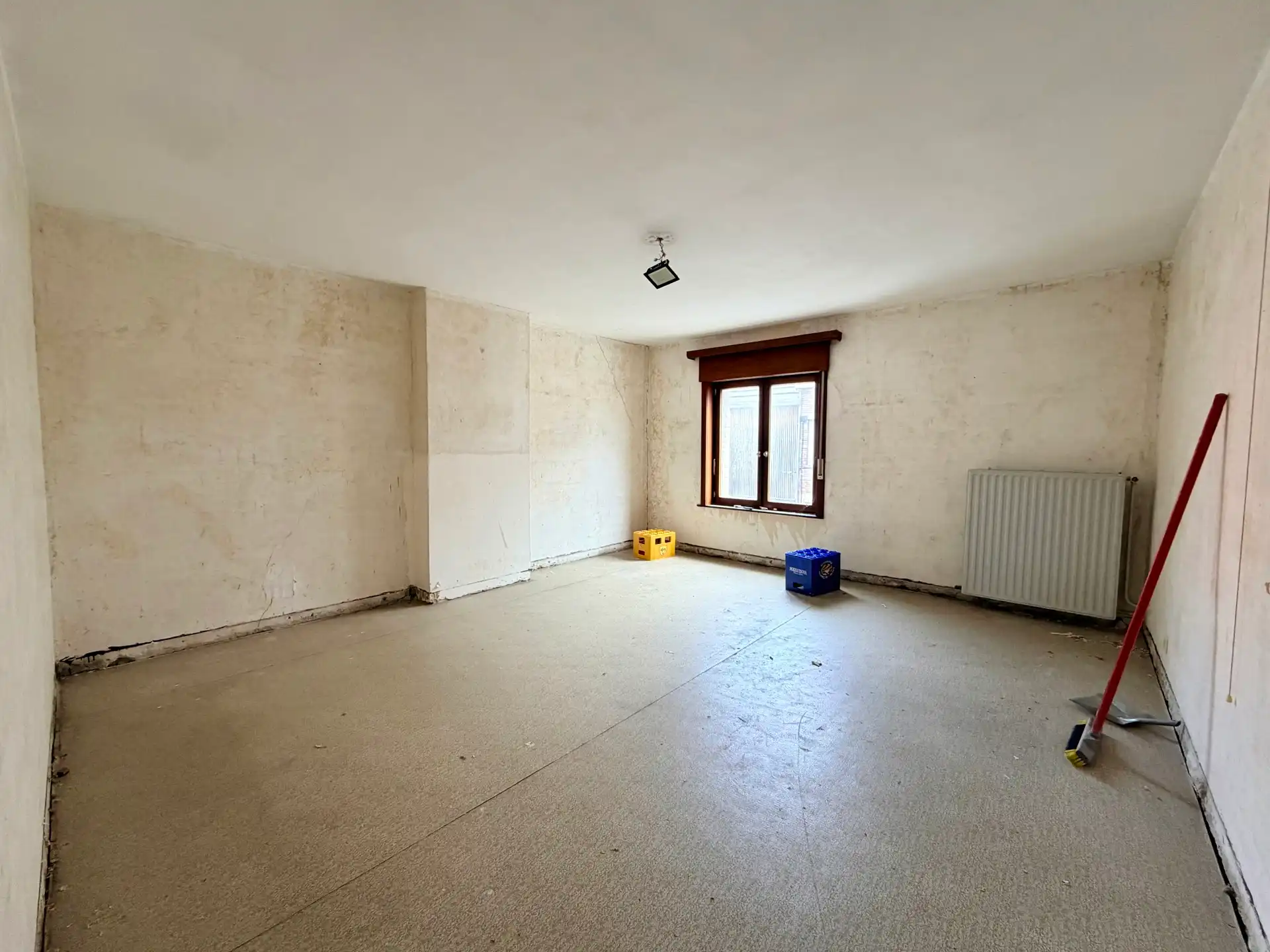 Ruime te renoveren woning met 4 slaapkamers, tuin en garage in Adinkerke te koop. foto 15