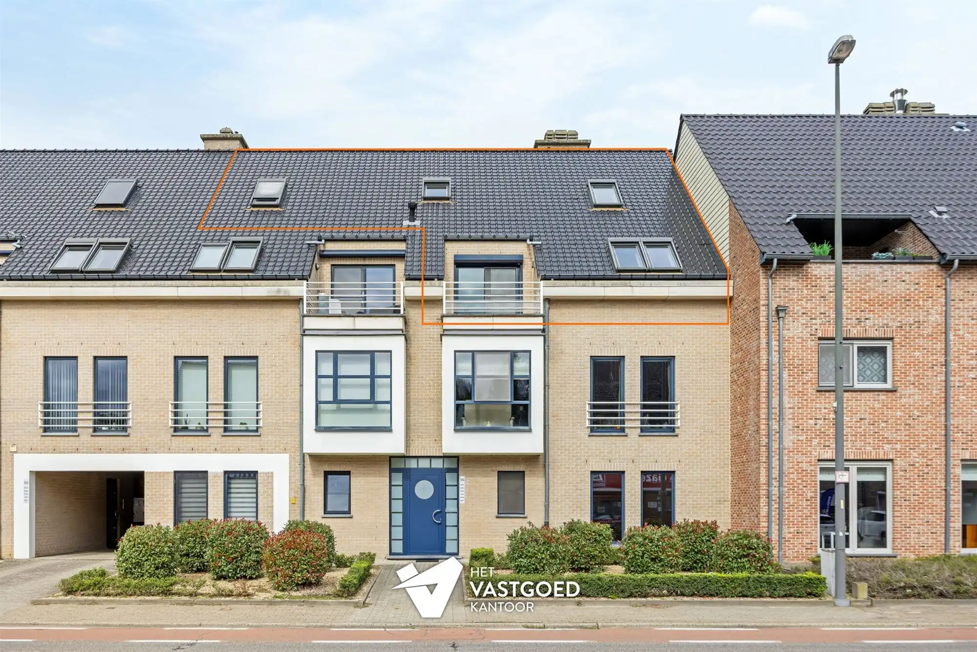 ZEER RUIM DUPLEX APPARTEMENT MET BIJHORENDE AFGESLOTEN GARAGEBOX EN 2 STAANPLAATSEN IN HET CENTRUM VAN OOSTHAM foto 2
