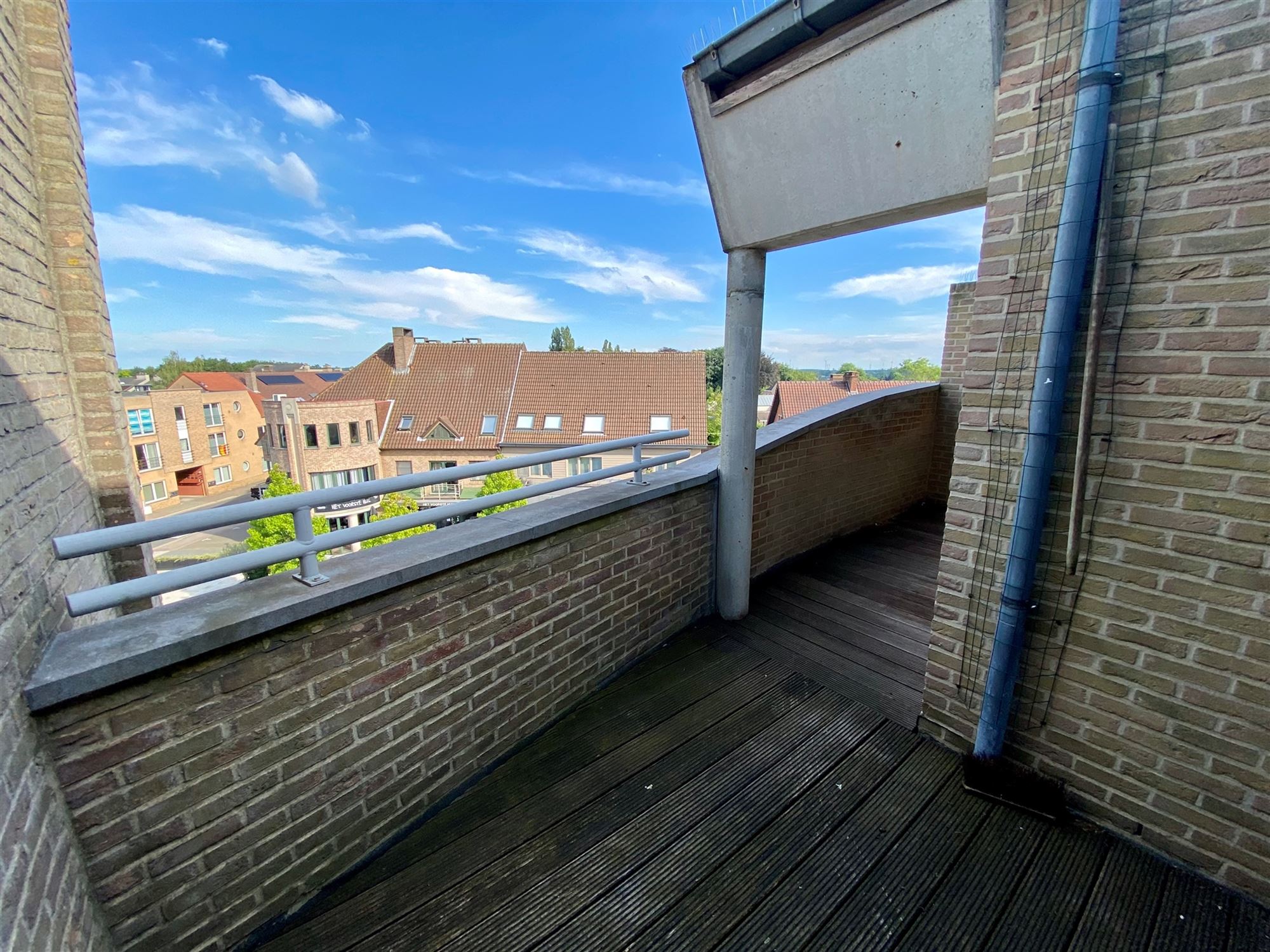 RUIM 2 SLAAPKAMER APPARTEMENT VAN 119M² MET KELDERBERGING EN AUTOSTAANPLAATS foto 8