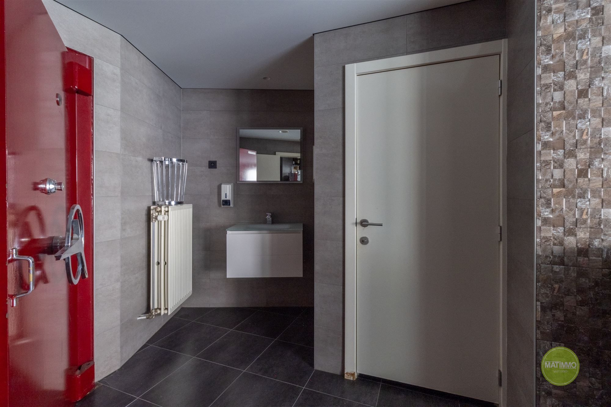 Commercieel handelspand met duplex appartement in Balen foto 9