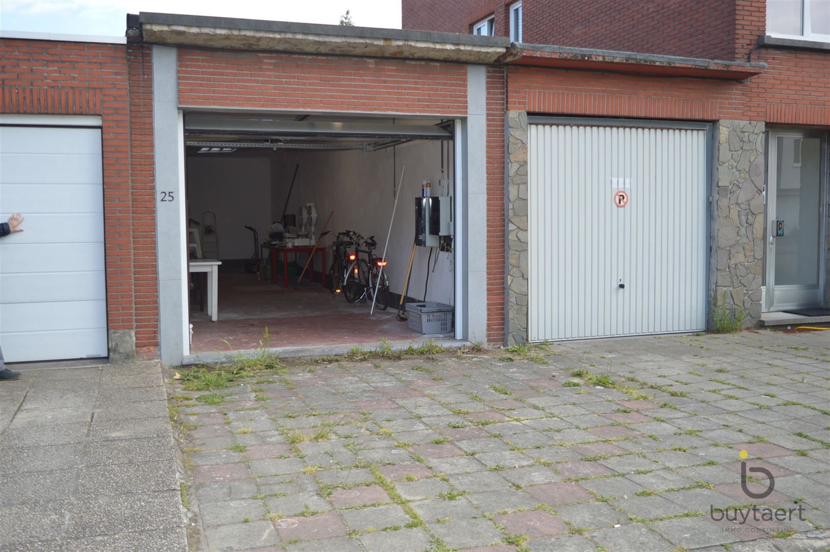 Zeer ruim magazijn of garage voor meedere autos te Merksem! foto 2