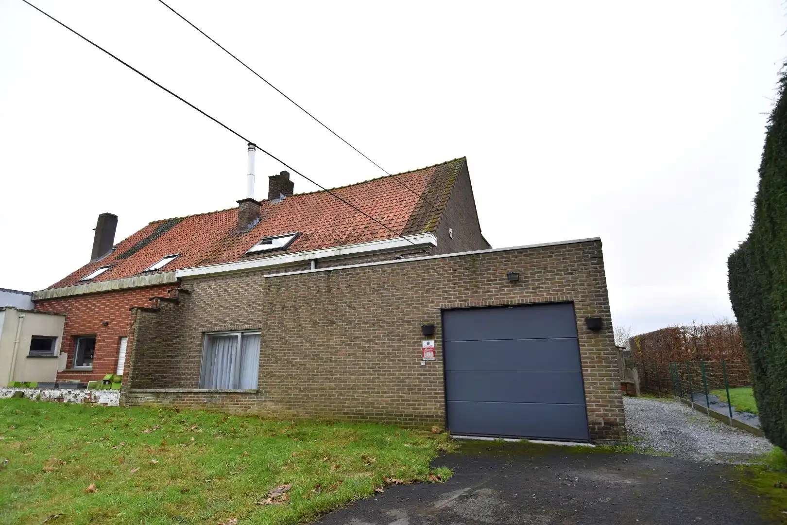 Hoofdfoto van de publicatie: Halfopen bebouwing met 2 slaapkamers, garage en tuin in landelijke omgeving te koop in Gullegem