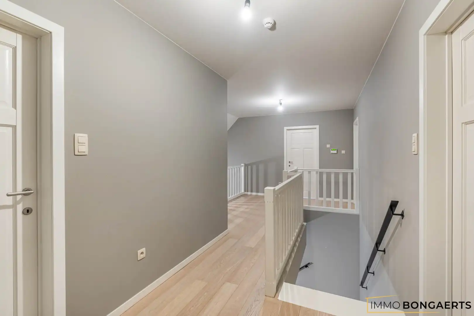 Prachtig afgewerkte woning met praktijkruimte foto 16