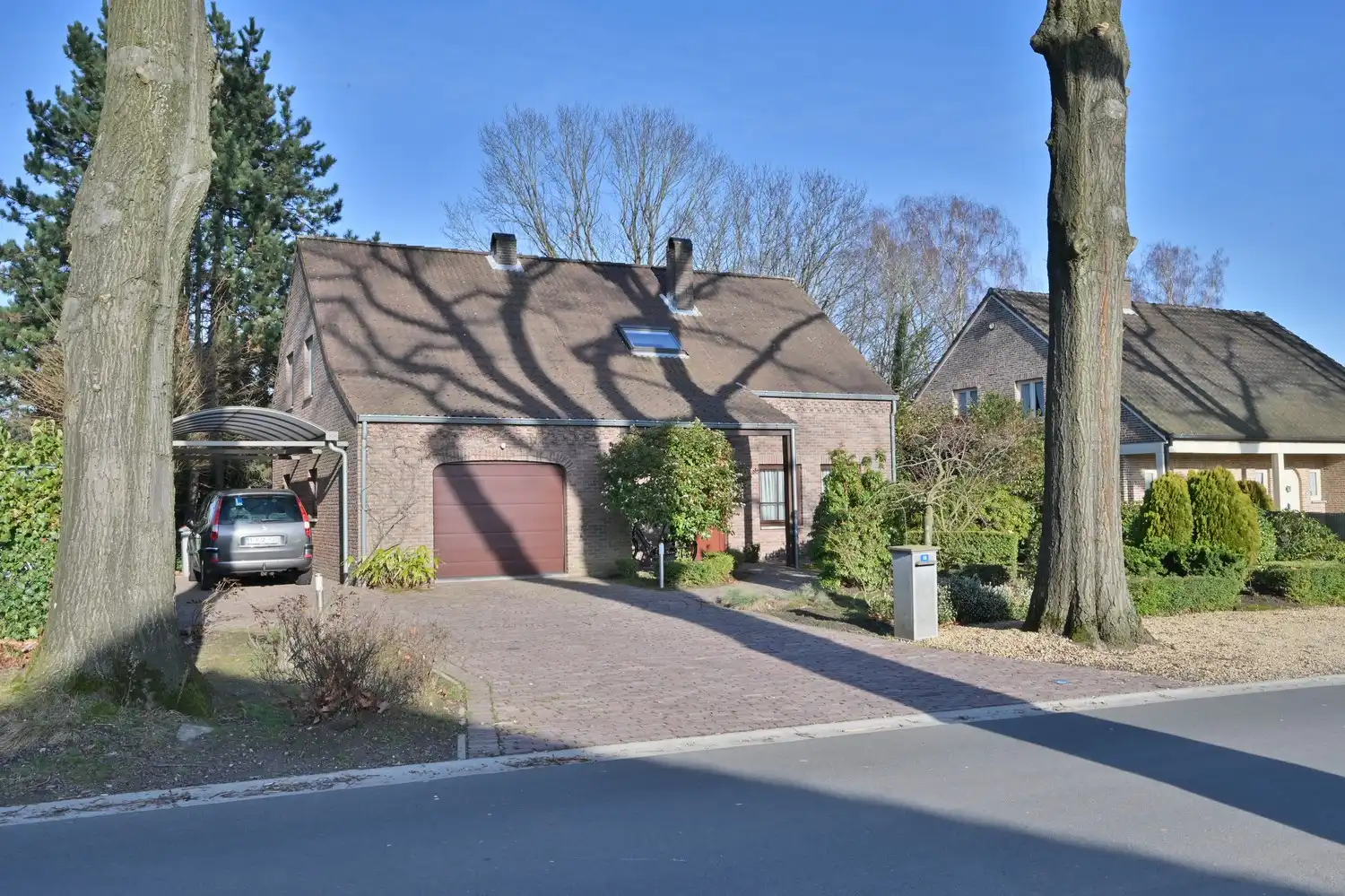 Vrijstaande woning op idyllische dreef, aan de rand van het bos – vlak bij Maastricht foto {{pictureIndex}}