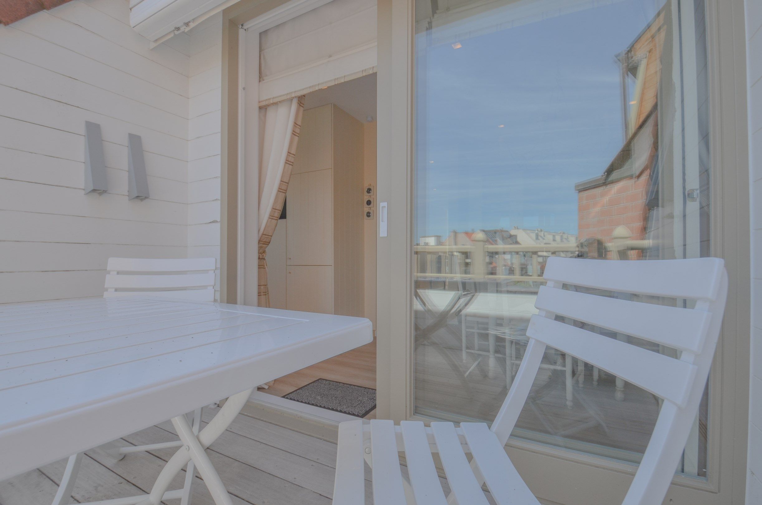 Stijlvol duplexappartement met zonnige terrassen en open zicht op de villa’s van het Zoute. foto 16