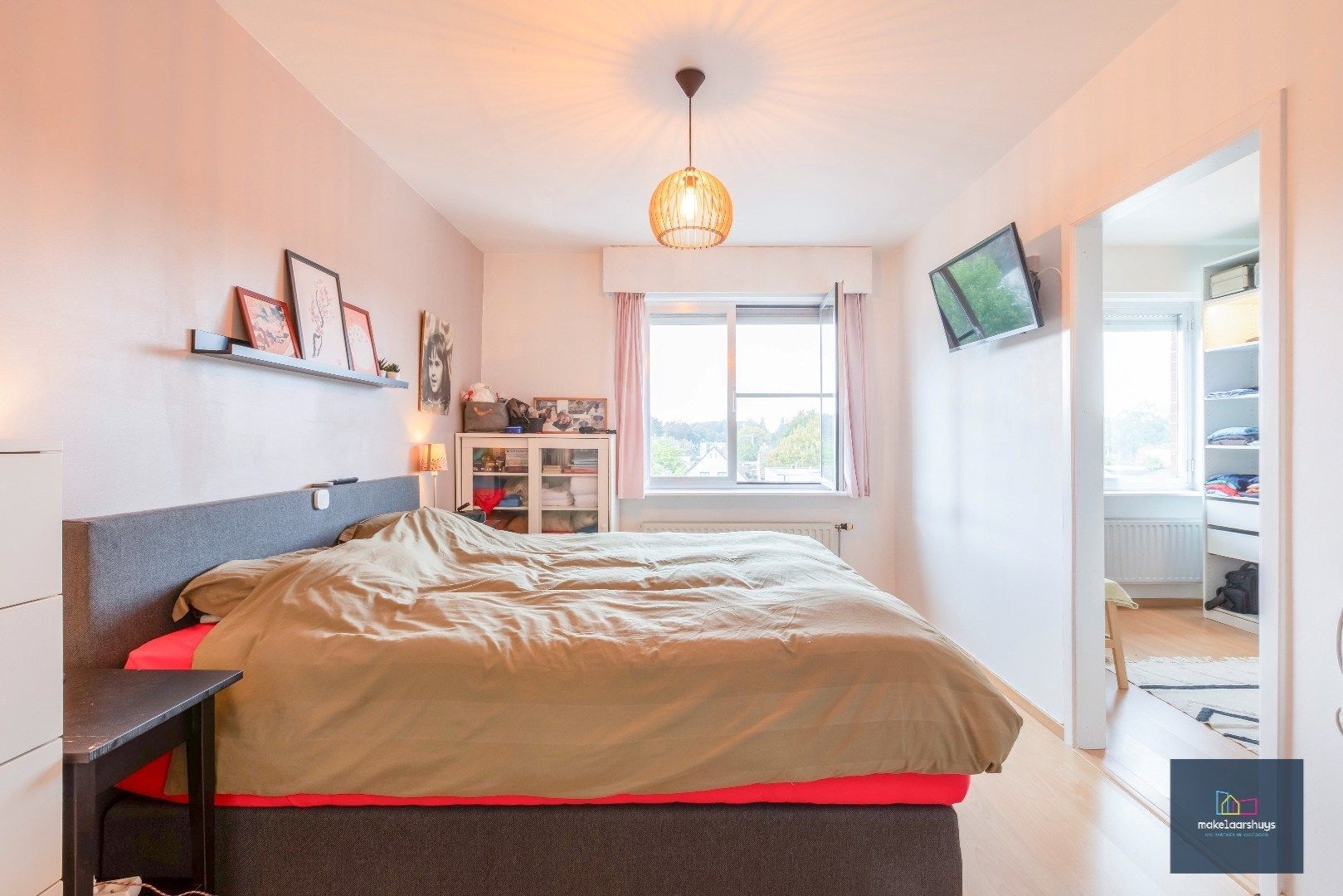 Heel ruime Instapklare woning in rij  met zonneterras en 2 staanplaatsen foto 22