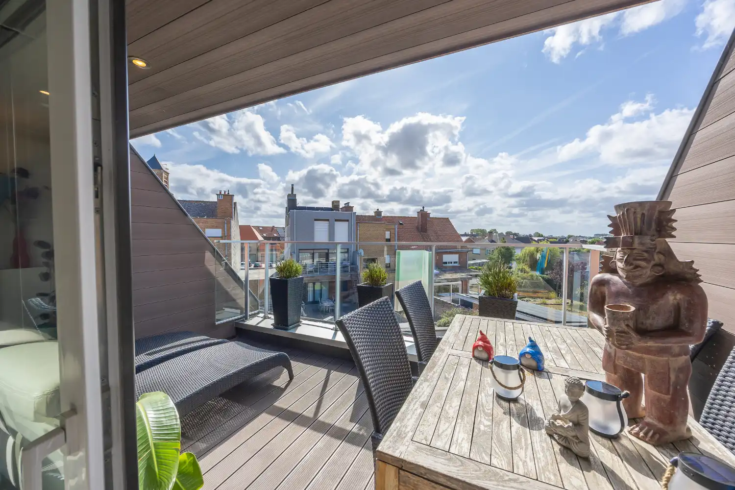 Prachtig recent appartement met 3 slaapkamers, 2 zonneterrassen en optionele privatieve parking in het centrum van Middelkerke foto {{pictureIndex}}