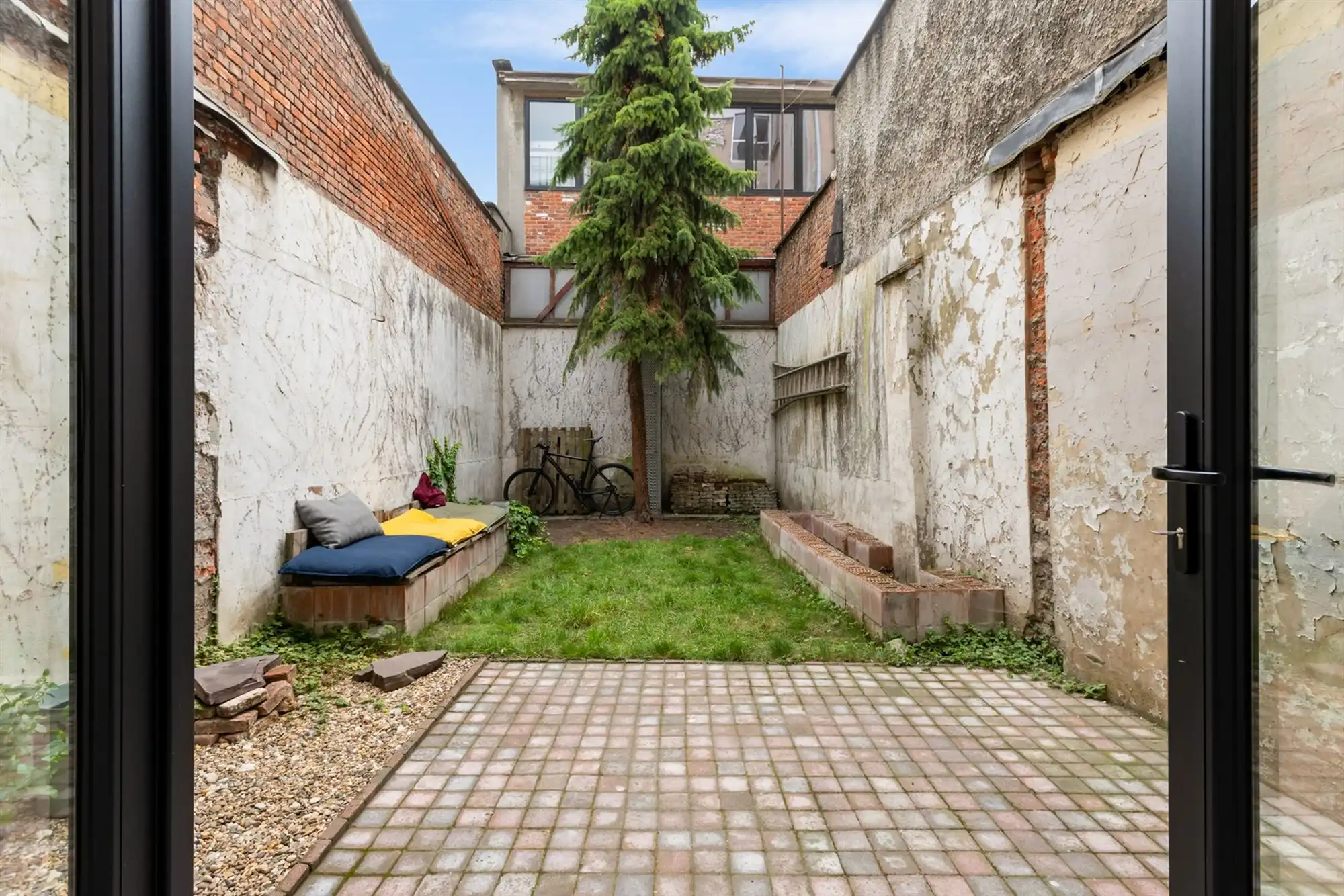 Huis met 5 slaapkamers en tuin, verder af te werken naar eigen smaak. foto 2